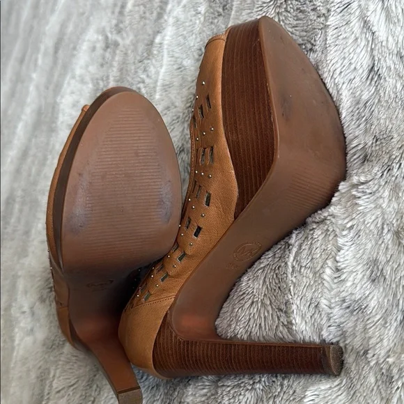 Michael Kors Women's Tan Peep-Toe Heels - Picture 4 of 4